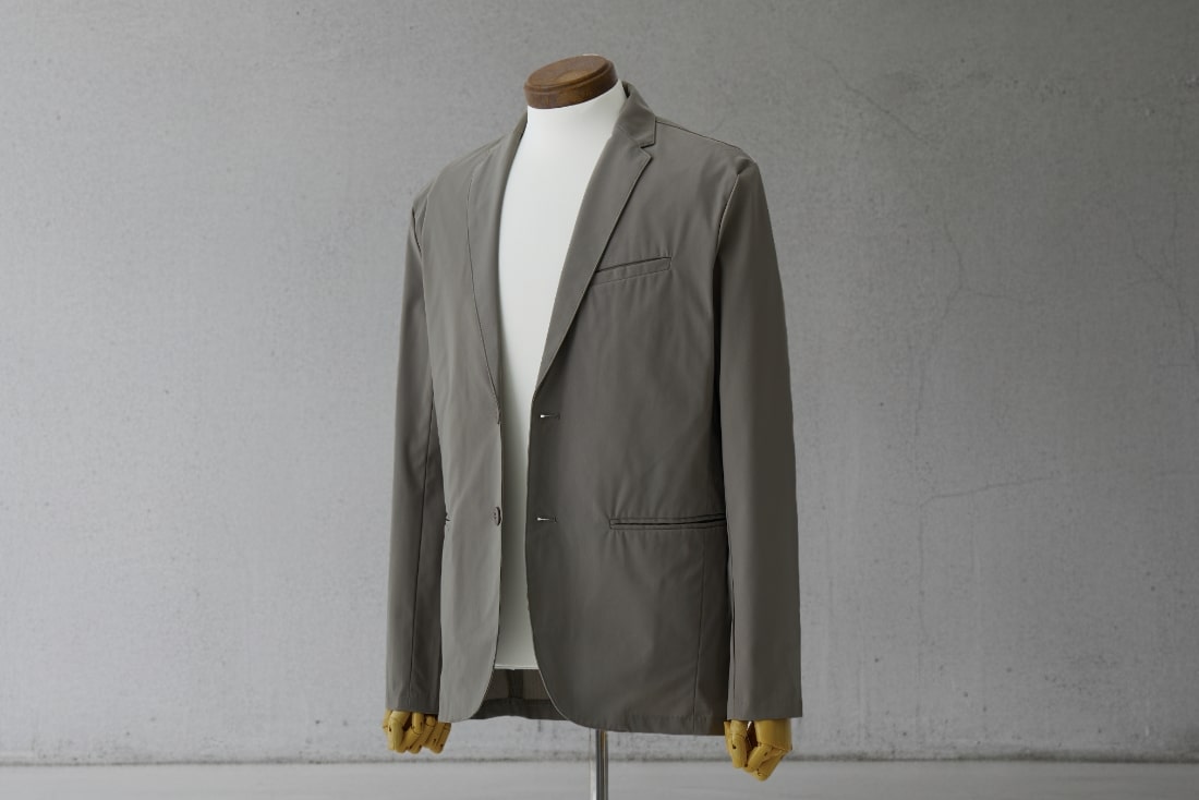 気張りすぎないシルエットで、肩ひじ張らないスタイルを。